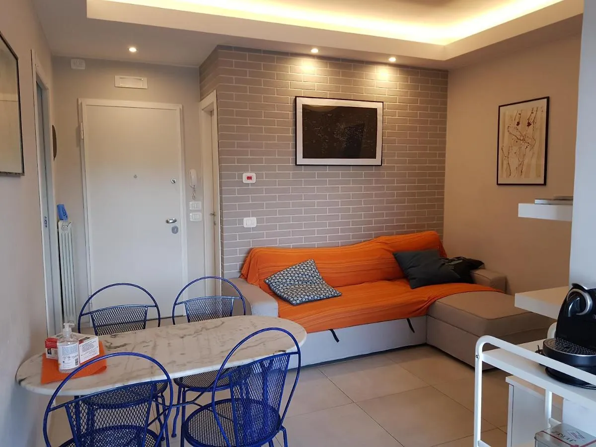 Modern Flat With Lake View & Private Beach! Toscolano Maderno