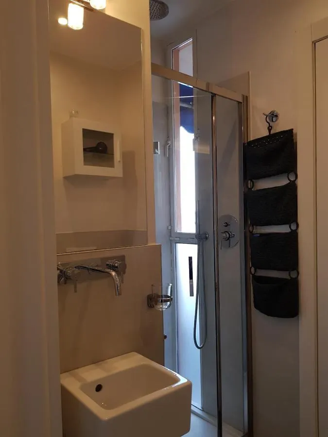 Modern Flat With Lake View & Private Beach! Toscolano Maderno 0*,  Italy