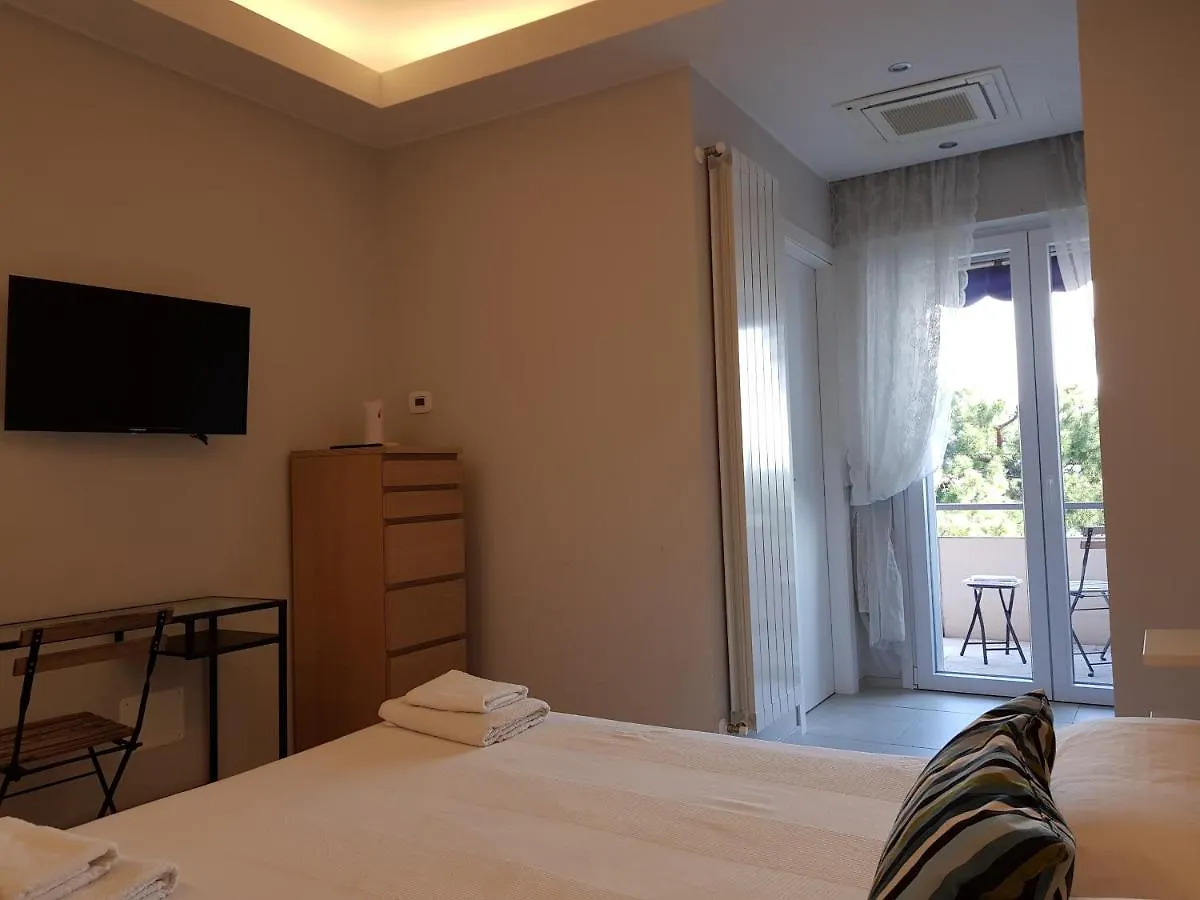 Modern Flat With Lake View & Private Beach! Toscolano Maderno 0*,  Italy