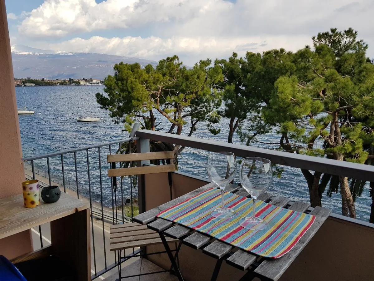 Modern Flat With Lake View & Private Beach! Toscolano Maderno Apartment