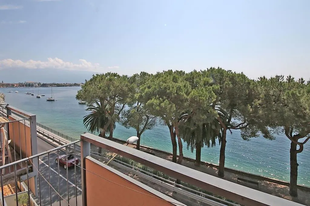 Modern Flat With Lake View & Private Beach! Toscolano Maderno Apartment