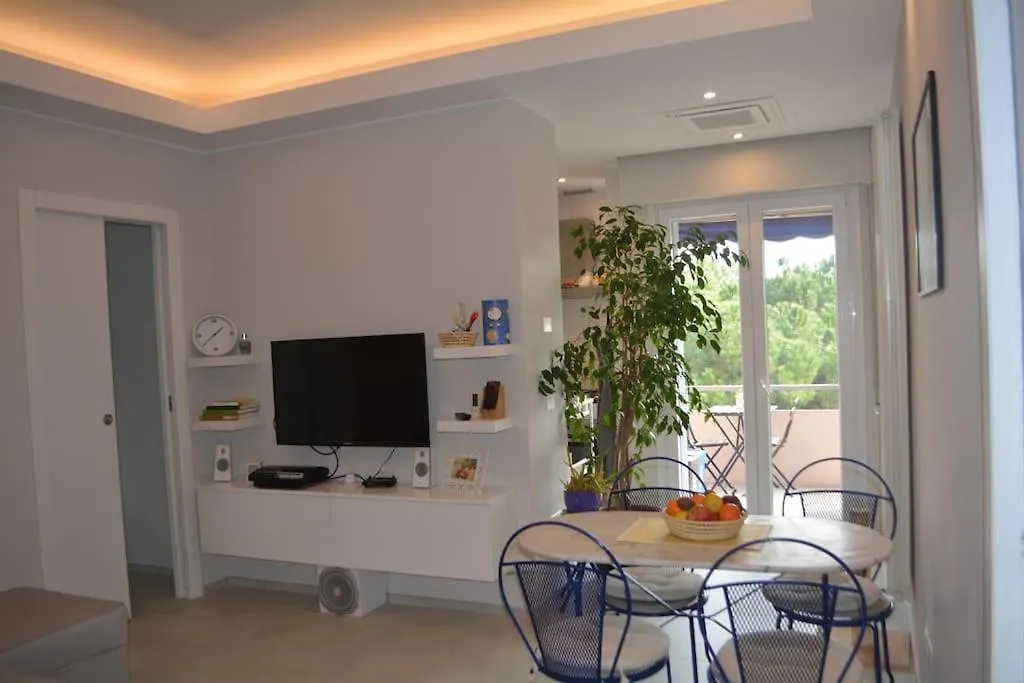 Modern Flat With Lake View & Private Beach! Toscolano Maderno Apartment