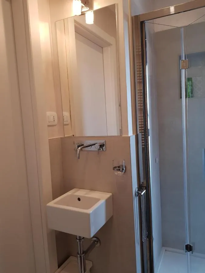 Modern Flat With Lake View & Private Beach! Toscolano Maderno Apartment