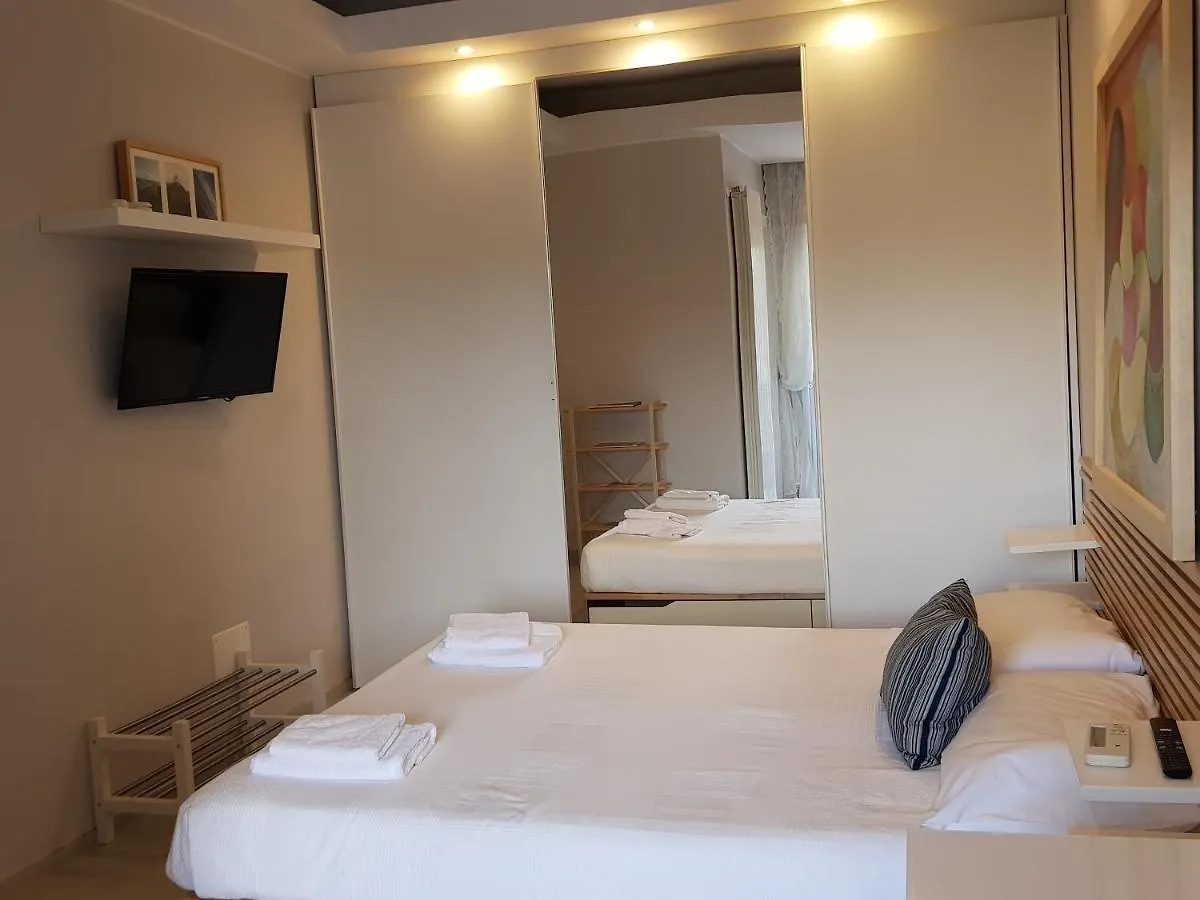 Modern Flat With Lake View & Private Beach! Toscolano Maderno