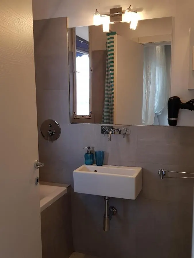 Modern Flat With Lake View & Private Beach! Toscolano Maderno